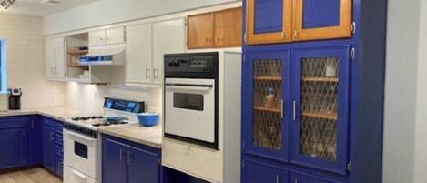 雪櫃、微波爐、焗爐、廚房用具/餐具/器皿