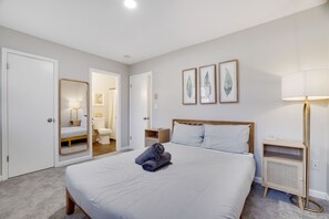 4 makuuhuonetta, työpöytä, ilmainen Wi-Fi, vuodevaatteet