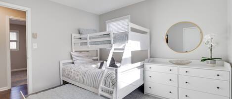 4 chambres, bureau, accès au Wi-Fi (inclus), literie fournie