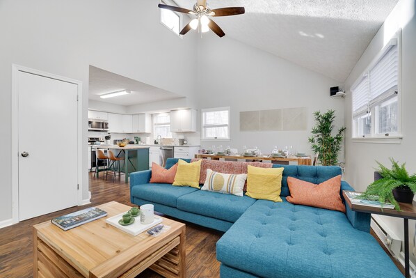 Älytelevisio, videopelejä, DVD-soitin, pöytäjalkapallopöytä