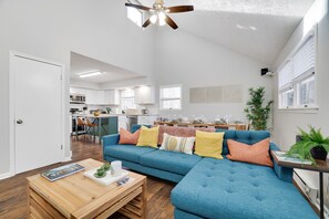 Smart-TV, Videospiele, DVD-Player, Tischfußball