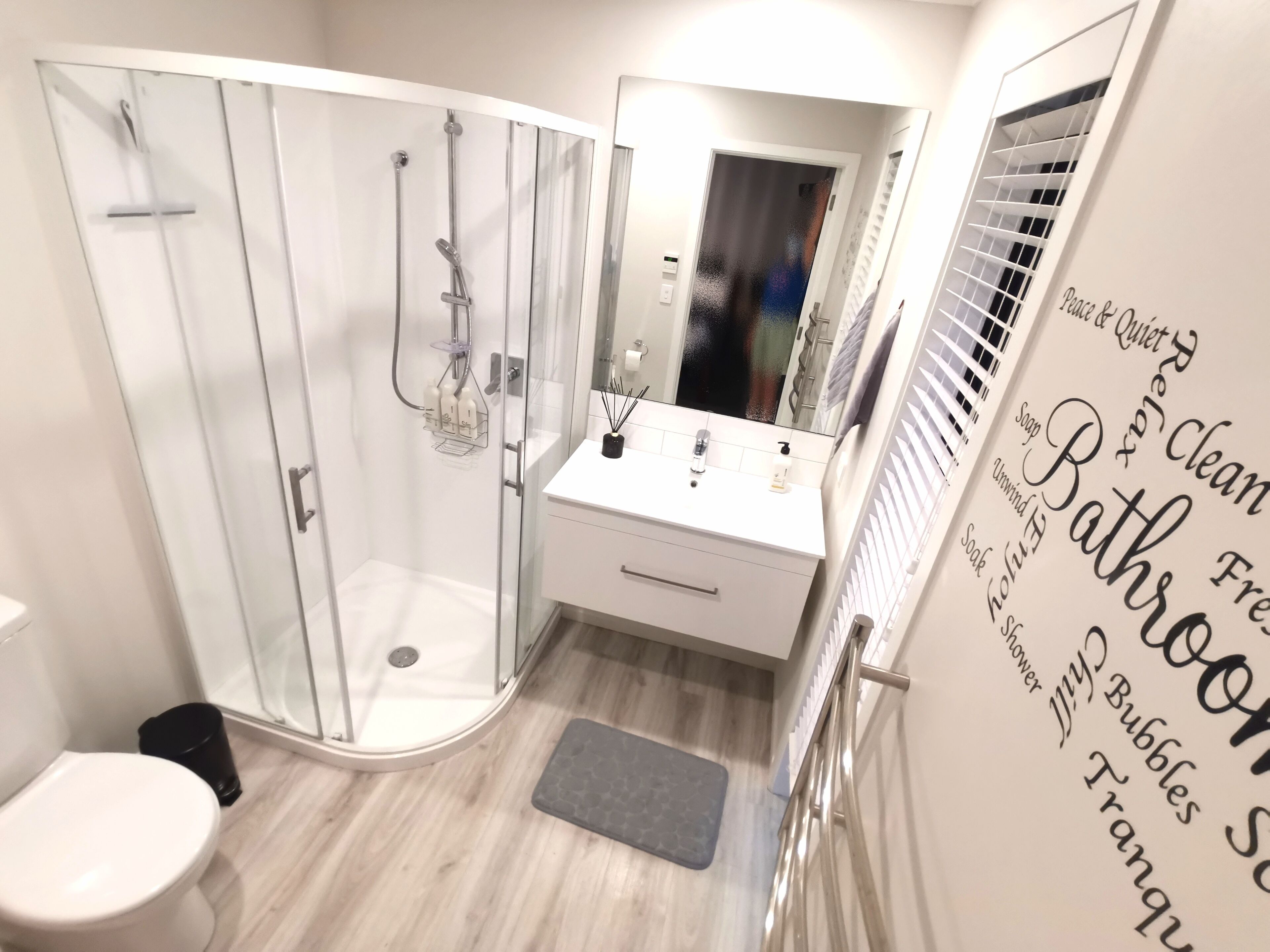 Dusche, Haartrockner, Handtücher, Seife