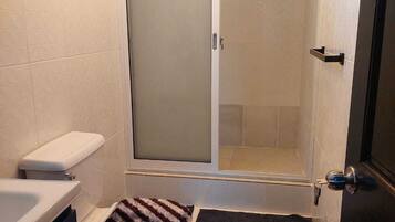 Dusj, hårføner, håndklær og såpe