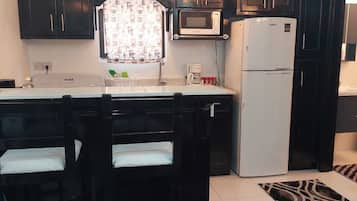 Kjøleskap, mikrobølgeovn, ovn og kokeplater