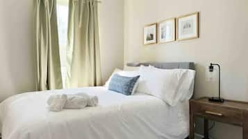 3 bedrooms, iron/ironing board, WiFi, bed sheets