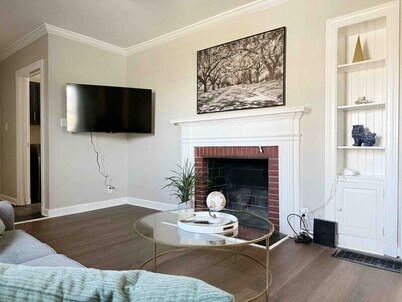 Spring Street Suites A / Stylish 3BD/1BA Apt
