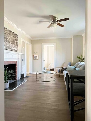 Spring Street Suites A / Stylish 3BD/1BA Apt