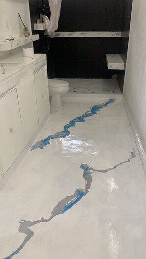 Haartrockner, Handtücher, Seife, Toilettenpapier