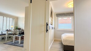 1 多间卧室、熨斗/熨衣板、WiFi、床单