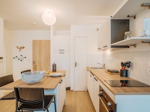 Fridge, oven, dishwasher, cookware/dishes/utensils