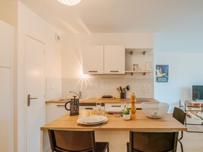 Fridge, oven, dishwasher, cookware/dishes/utensils