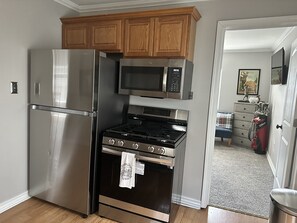 Kjøleskap, mikrobølgeovn, ovn og kokeplater