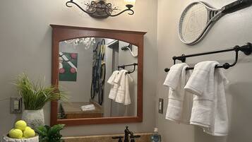 Secador de pelo, toallas, jabón y champú