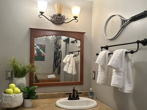 Hårføner, håndklær, såpe og sjampo