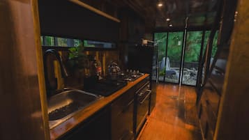 Oven, coffee/tea maker, cookware/dishes/utensils, spices