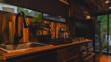 Forn, cafetera i tetera i utensilis de cuina, vaixella i coberteria