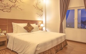 Premium bedding, minibar, desk, free WiFi