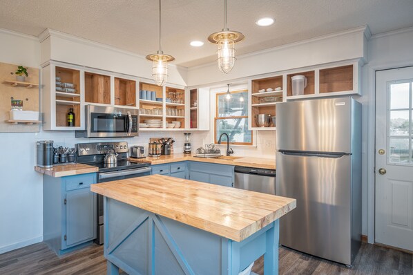 Fridge, microwave, oven, stovetop - Family Friendly Waterfront Escape w/pier, gameroom, and fire pit! (Onancock)