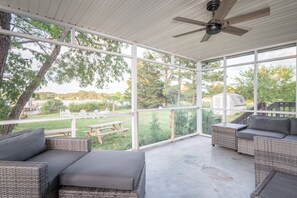 Smart TV, fireplace - Family Friendly Waterfront Escape w/pier, gameroom, and fire pit! (Onancock)