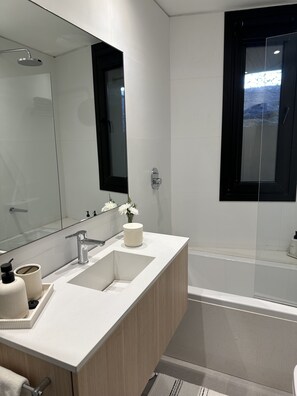 Dusche, Bidet, Handtücher, Seife