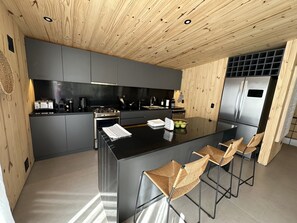 Mikrobølgeovn, ovn, kokeplater og oppvaskmaskin