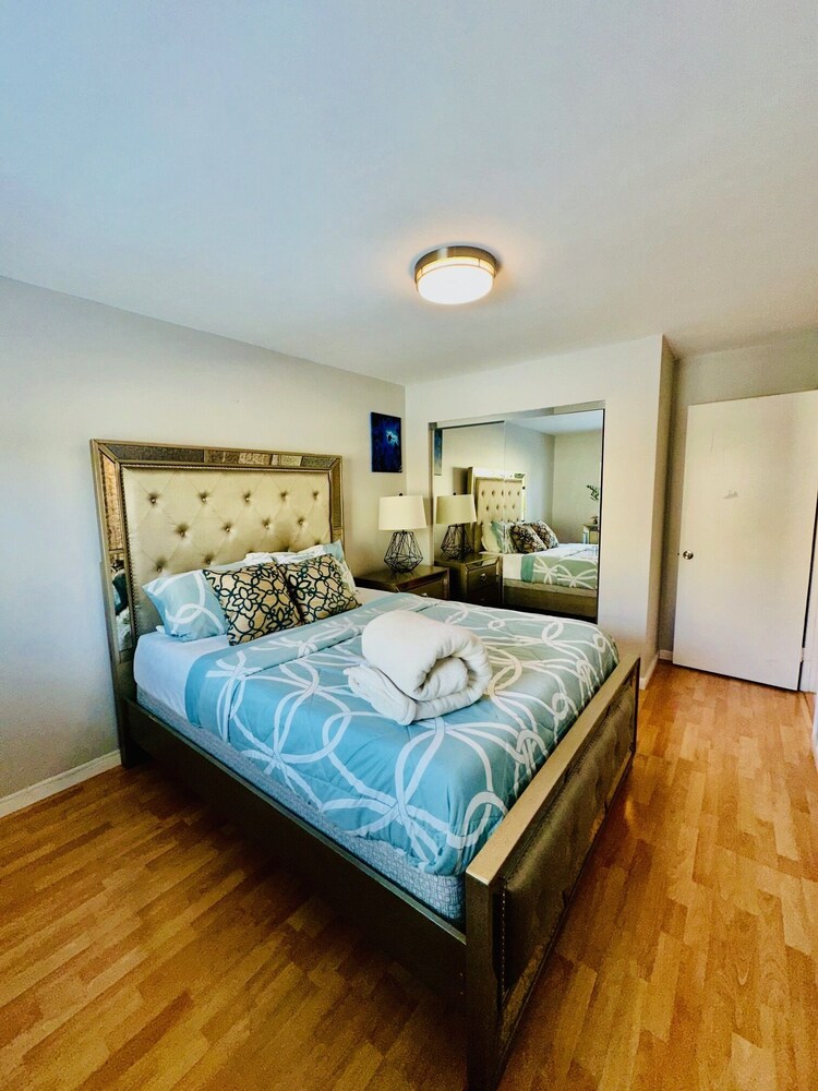 Flamingo Garden TownHomeCentrally Located 3 BR 1.5 BA + Free Parking