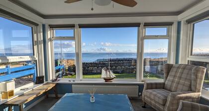 Roggle Roich - A traditional cottage with breath taking views of the sea