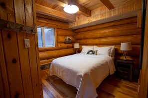 2 soverom, skrivebord, strykejern/-brett og reiseseng for barn