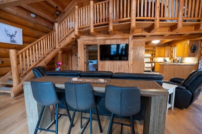 Modern Log Cabin Retreat! Perfect for nature getaways in the French River.