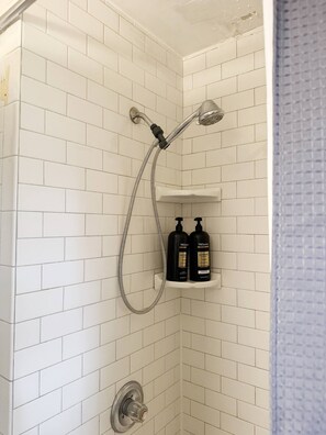 Een haardroger, handdoeken, zeep, shampoo