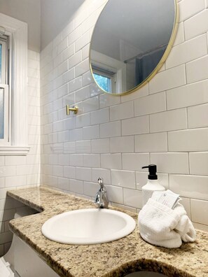 Haartrockner, Handtücher, Seife, Shampoo