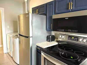 Private kitchen - Spring Street Suites B / Stylish 3BD/1BA Apt (Evansville)