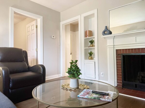 Living area - Spring Street Suites B / Stylish 3BD/1BA Apt (Evansville)