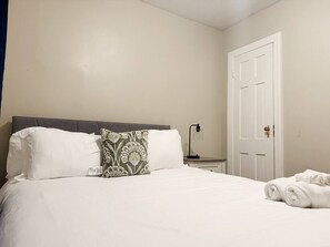 3 slaapkamers, een strijkplank/strijkijzer, wifi, beddengoed