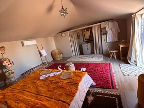 Suite Deluks, 2 kamar tidur, Hewan Peliharaan Diizinkan, pemandangan gurun | Brankas, didekorasi berbeda-beda, meja kerja, dan kedap suara