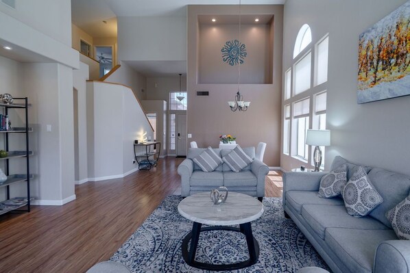 Smart TV, video games, books - Rare 3 FULL bathroom home in golf community W/ private pool. Experienced Host. (Mesa)