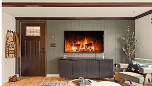 Una sala de estar con chimenea, televisión y zona de estar.