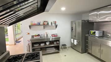 Fridge, microwave, oven, coffee/tea maker