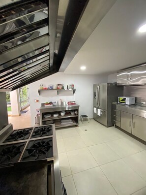 Jääkaappi, mikroaaltouuni, uuni, kahvin-/teenkeitin