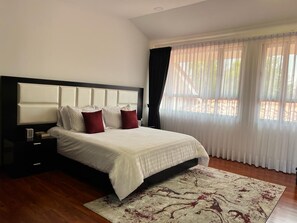 9 habitaciones, escritorio, tabla de planchar con plancha y wifi