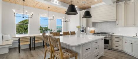 Een microgolfoven, een oven, een kookplaat, een vaatwasser