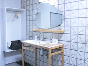 Secadora de cabello, pantuflas, bidet electrónico, toallas