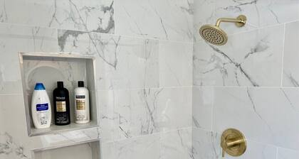 Spring Street Suites C / Stylish 3BD/1BA Apt