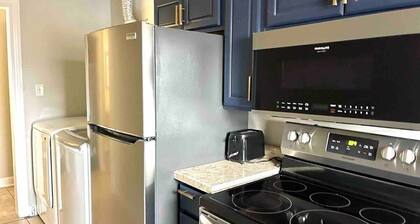 Spring Street Suites C / Stylish 3BD/1BA Apt