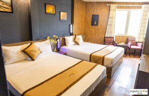 デラックス 4 人部屋 | ミニバー、デスク、WiFi (無料)、ベッドシーツ