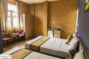 Habitación cuádruple Deluxe | Minibar, escritorio, wifi gratis y ropa de cama 