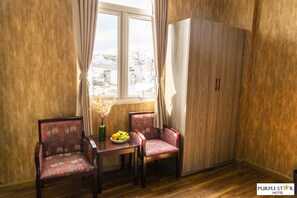 デラックス 4 人部屋 | ミニバー、デスク、WiFi (無料)、ベッドシーツ