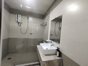 Deluxe Quadruple Room | Bathroom | Shower, rainfall showerhead, free toiletries, slippers - Purple Star Hotel (Da Lat)