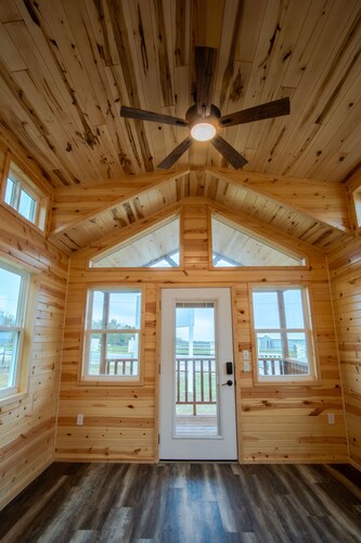Gorgeous tiny home cabin!Perfect for couples, small families or business travel!