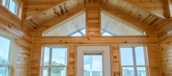 Gorgeous tiny home cabin!Perfect for couples, small families or business travel!